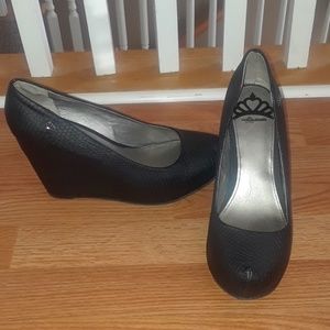 Black FERGIE wedges